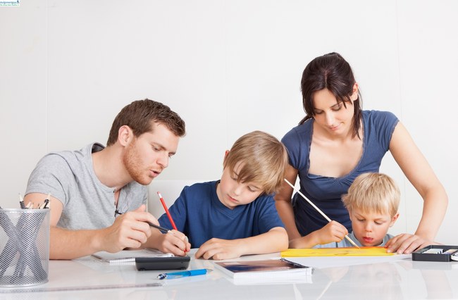 Cách cha mẹ định hướng và tạo động lực tốt cho con học tập chủ động